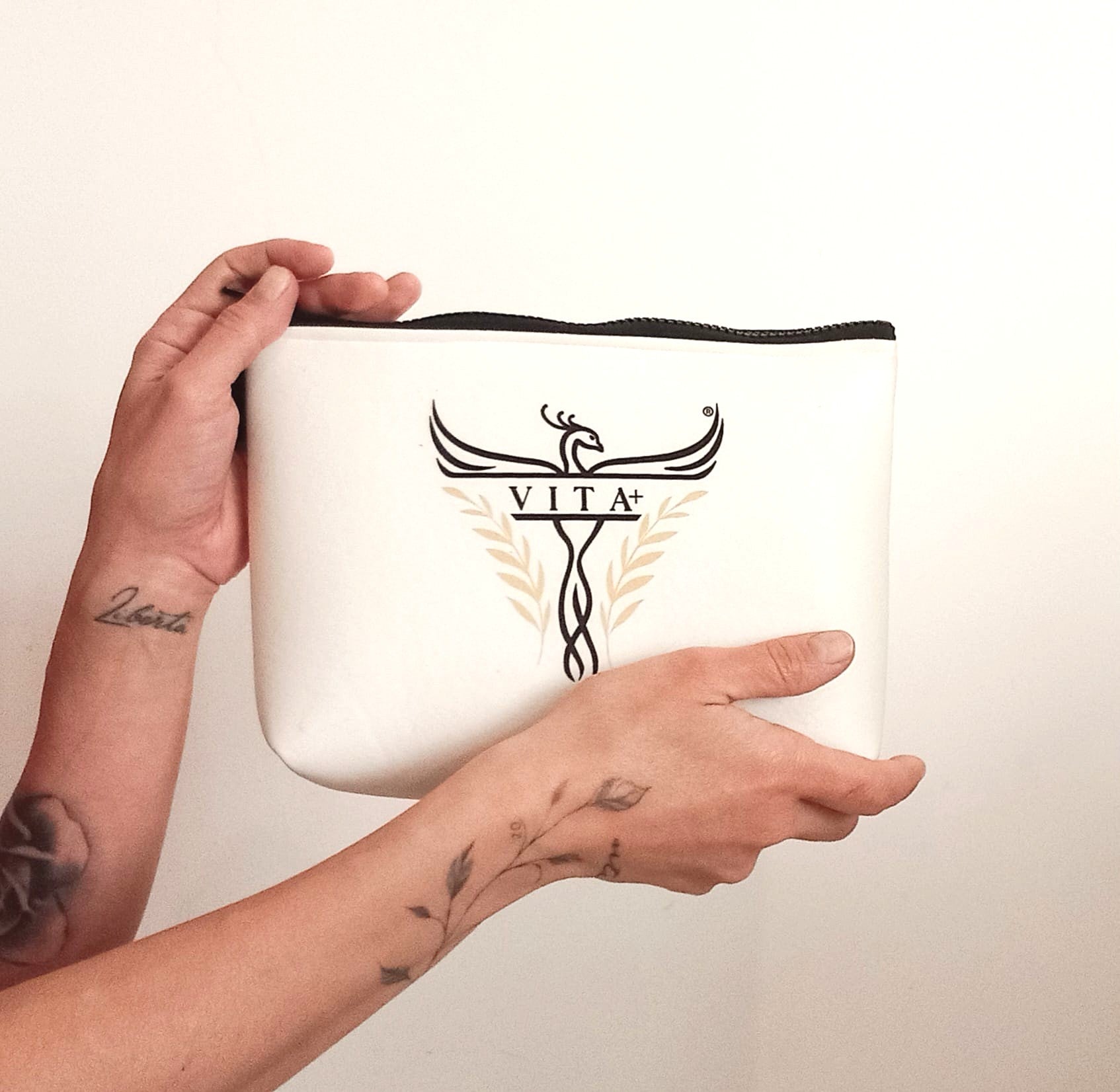 Pochette unisex VITA+ color avorio vista frontale con logo dorato