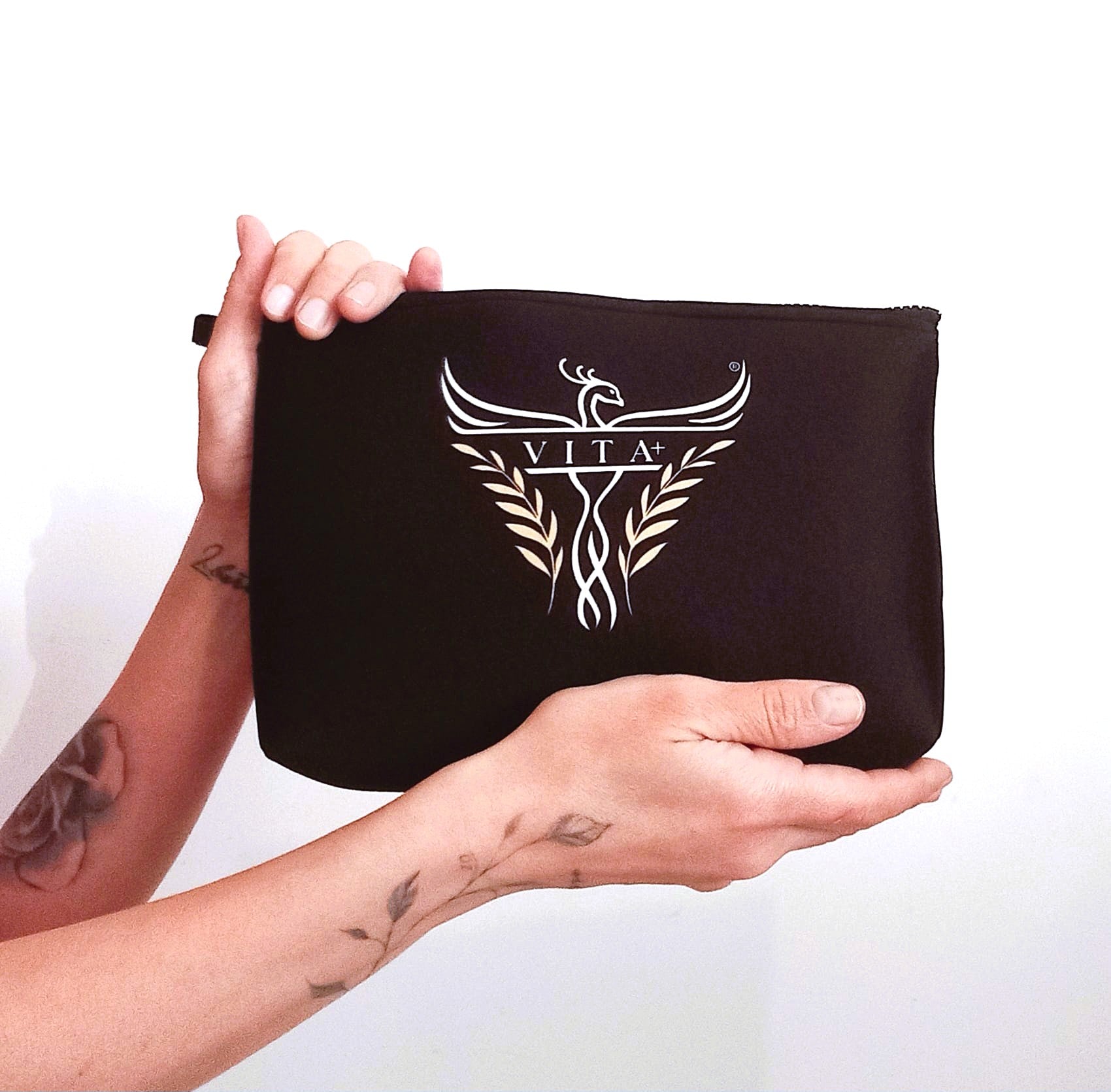 Pochette unisex VITA+ nera vista frontale con logo dorato